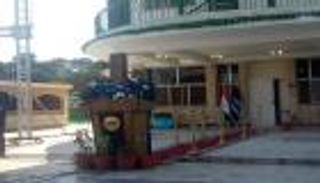 رئيس قناة السويس يكشف تطورات إنقاذ السفينة.. قصة الـ18 مترا