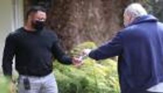 والد ميجان يلجأ لنفس سلاحها لكشف سر "العلاقة المتوترة"