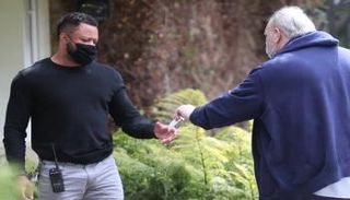 توماس ماركل يسلم الرسالة لأحد حراس قصر أوبرا وينفري