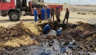 الفرق التابعة لمؤسسة النفط أثناء إصلاح التسريب (الوطنية للنفط)