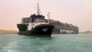  قناة السويس ترتب لمحاولة تعويم جديدة.. والسفن تحتفل