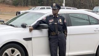 الشرطي الأمريكي العجوز باكشوت سميث يحب مساعدة الناس