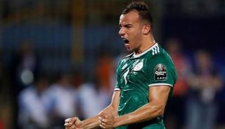 جمال بلعمري مدافع ليون الفرنسي ومنتخب الجزائر