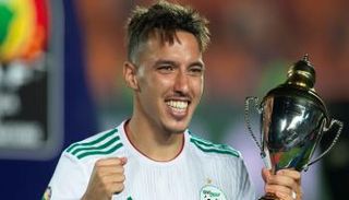 إسماعيل بن ناصر نجم فريق ميلان ومنتخب الجزائر