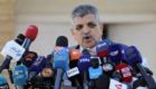 رئيس قناة السويس يكشف تفاصيل تعويم السفينة "العالقة"