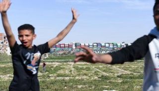 فرحة شباب مصري بتعويم السفينة الجانحة