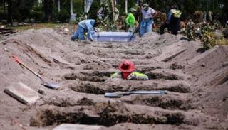 دفن أحد المتوفين بكورونا في المكسيك- أرشيفية