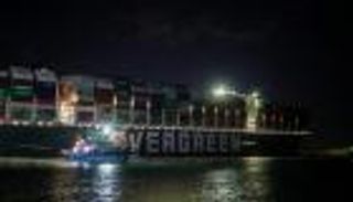 بدء مناورات الشد لتعويم السفينة الجانحة.. 10 قاطرات عملاقة