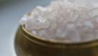 ملح البحر.. وسيلة رائعة لتقشير الجسم