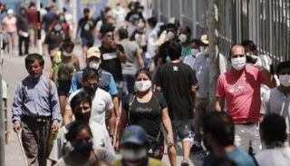 أشخاص يرتدون كمامات للوقاية من فيروس كورونا