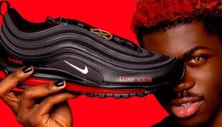 مغني الراب يحمل الحذاء الشيطاني