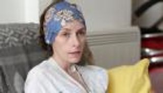 الأم المعجزة تنجب توأما.. لا تأكل ولا تشرب منذ 10 سنوات وأصيبت بكورونا