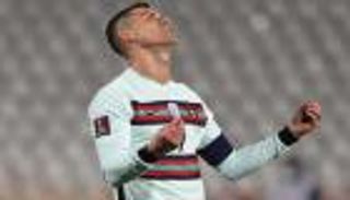 بسبب غضب رونالدو.. شارة قيادة البرتغال للبيع في مزاد علني