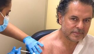 راغب علامة يتلقى لقاح كورونا