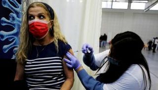 امرأة تتلقى لقاح كورونا في إسرائيل