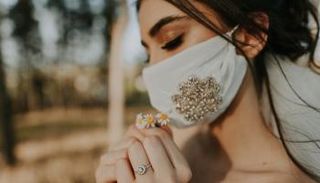 عروس ترتدي كمامة