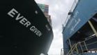 مصر تفتح تحقيقا عاجلا في أزمة السفينة.. وأضرار بقاع "إيفر جيفن"