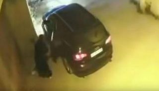 لقطة من الشريط المتداول للمتسولة الغنية