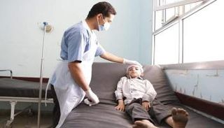 طفل أصيب بصاروخ باليستي حوثي على مأرب