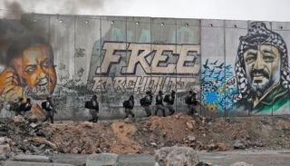 جدارية لياسر عرفات ومروان البرغوثي 