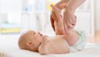 ما أسباب احمرار بول الطفل؟