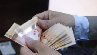 موظف بأحد مصارف ليبيا. (أرشيفية)