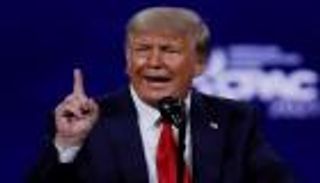 شرطيان يلاحقان ترامب قضائيا.. لماذا؟