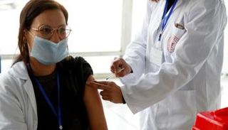 ممرضة تتلقى لقاحا ضد كورونا في تونس