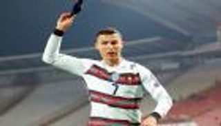 ذئاب الدوري الإنجليزي يداعبون "المهووس" رونالدو