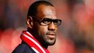 هل يستمر محمد صلاح؟.. ليبرون جيمس يتدخل لإنقاذ ليفربول