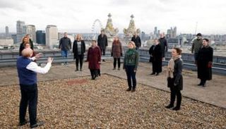 جوقة أوبرا لندن تقدم عرضا من سطح الدار الملكية