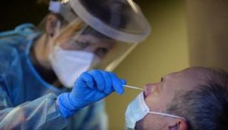 شخص يخضع لاختبار فيروس كورونا بالبرازيل