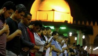 صلاة التراويح في مسجد عمرو بن العاص بالقاهرة (أرشيفية)