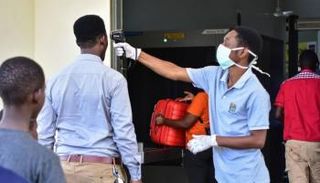 عامل صحي يقيس درجة حرارة رجل (أرشيفية)