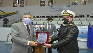 رئيس هيئة قناة السويس يكرم أحد أبطال تعويم السفينة
