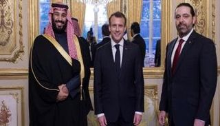 الأمير محمد بن سلمان وإيمانويل ماكرون وسعد الحريري خلال لقاء سابق