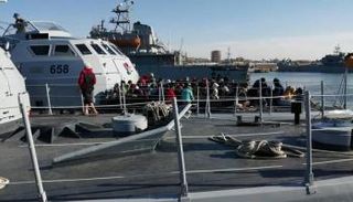 إحدى عمليات إنقاذ المهاجرين قبالة السواحل الليبية (البحرية الليبية)