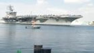 حاملة طائرات وسفن عملاقة تعبر قناة السويس.. أرقام قياسية جديدة