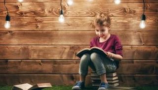 طفلة تقرأ كتاباً- أرشيفية