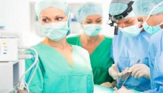 أطباء يجرون عملية جراحية - أرشيفية