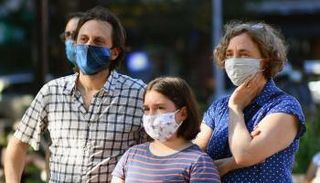أفراد أسرة أمريكية يرتدون الأقنعة الواقية