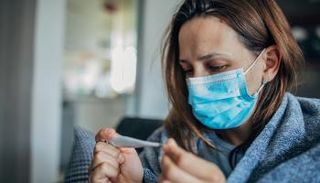 امرأة ترتدي كمامة للوقاية من فيروس كورونا