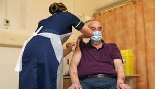 رجل يتلقى لقاح كورونا في بريطانيا