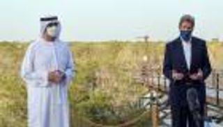 جون كيري يزور مشاريع استراتيجية للطاقة النظيفة في أبوظبي