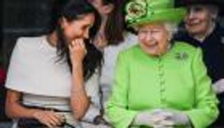 لماذا ترتدي ملكة إنجلترا اللون الأخضر في المناسبات المهمة؟