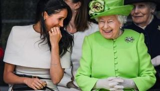 الملكة إليزابيث الثانية في أول مهماتها هي وميجان ماركل في شيشاير في يونيو 2018