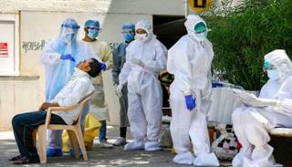 شخص يخضع لاختبار فيروس كورونا بالهند