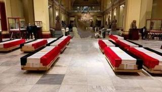 توابيت المومياوات الفرعونية ملفوفة بالعلم المصري