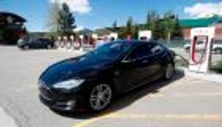 "تسلا" توقف تصنيع أغلى سياراتها.. ما السبب؟