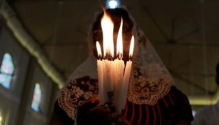 سيريلانكي يحضر صلاة عيد الفصح في إحدى الكنائس 